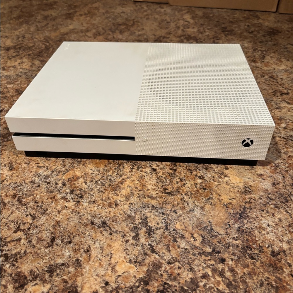 Xbox One S - Great condition!!